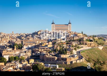 Toledo (Spanien), Landschaft der mittelalterlichen Stadt mit Alcazar von Toledo und Wohngebäuden auf einem Hügel von Mirador del Valle aus gesehen. Stockfoto