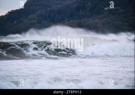 Gewaltige Wellen während eines unglaublich mächtigen Sturms im Schwarzen Meer. Stockfoto