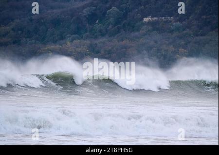 Gewaltige Wellen während eines unglaublich mächtigen Sturms im Schwarzen Meer. Stockfoto