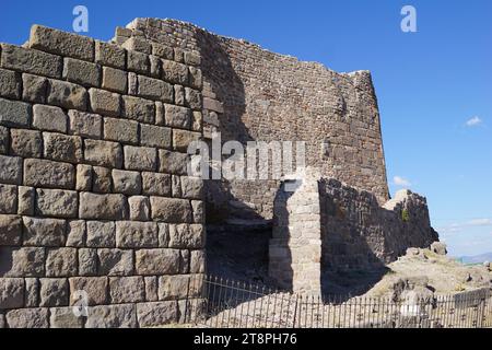 Bergama in der Provinz Izmir im Westen der Türkei ist berühmt für seine Baumwolle, Gold und exquisiten Teppiche. Einst der kulturelle Kern von Pergamon in der antiken griechischen und römischen Zeit, ist die reiche Ruine dieser Stadt ein wichtiger Anziehungspunkt für Touristen. Der berühmte Tempel hat im Pergamonmuseum in Berlin eine neue Heimat gefunden. Bergama verfügt über bemerkenswerte Ruinen wie das Asklepius-Heiligtum, einen Tempel des Heilgottes, ein griechisches Theater und den Komplex der Roten Basilika ('Kizil Avlu' auf Türkisch) Stockfoto