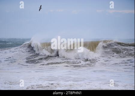 Gewaltige Wellen während eines unglaublich mächtigen Sturms im Schwarzen Meer. Stockfoto