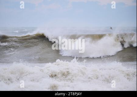 Gewaltige Wellen während eines unglaublich mächtigen Sturms im Schwarzen Meer. Stockfoto