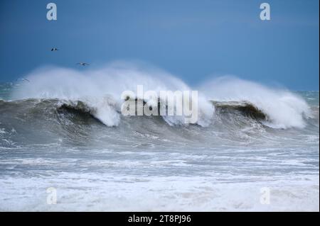 Gewaltige Wellen während eines unglaublich mächtigen Sturms im Schwarzen Meer. Stockfoto