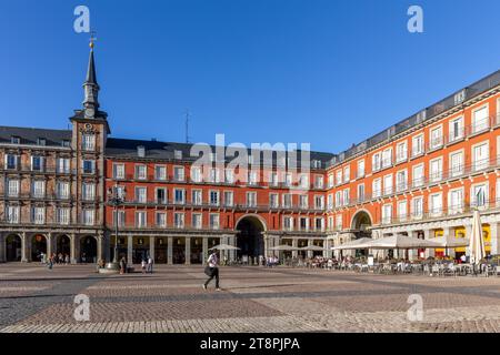 Madrid, Spanien, 09.10.21. Plaza Mayor, Stadtplatz, wichtiger öffentlicher Raum in Madrid mit dreistöckigen Wohngebäuden und dem Bäckerhaus. Stockfoto