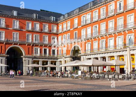 Madrid, Spanien, 09.10.21. Plaza Mayor, Stadtplatz, wichtiger öffentlicher Raum in Madrid mit dreistöckigen Wohngebäuden, Cafés und Restaurants. Stockfoto