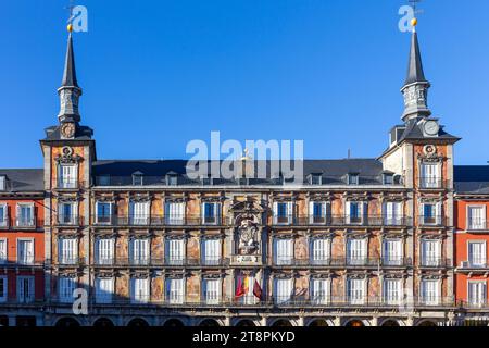 Madrid, Spanien, 09.10.21. Die Fassade des Bäckerhauses (Casa de la Panaderia) mit Türmen, Fresken, Reliefs und spanischem Wappen. Stockfoto