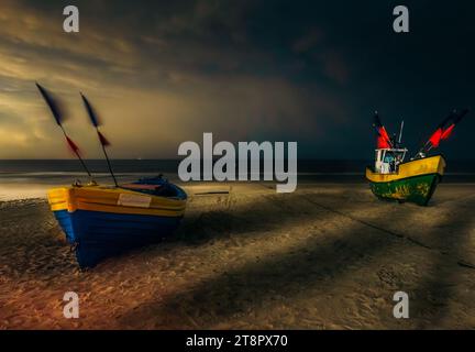Fischerboote am ostseestrand in utumna-Nacht Stockfoto