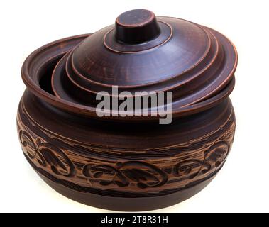 Keramiktopf für die Soße. Isoliert auf weißem Hintergrund. Stockfoto