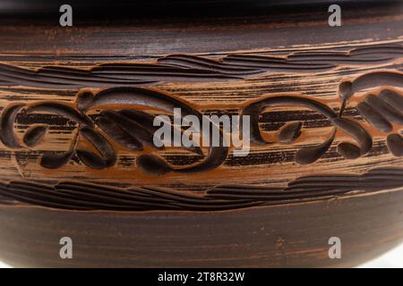 Keramiktopf für die Soße. Isoliert auf weißem Hintergrund. Stockfoto