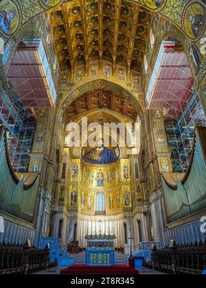 Das Gewölbe der Kathedrale von Monreale und das Mosaik von Christus Pantokrator - Palermo, Sizilien, Italien Stockfoto