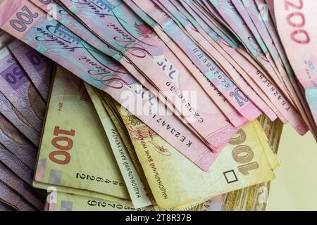 Papiergeld verschiedene Stückelungen, ukrainische Hrywna in Stückelungen 50.100, 200 Hrywna, neues Geld, Hintergrund mit verstreuten Banknoten. Stockfoto