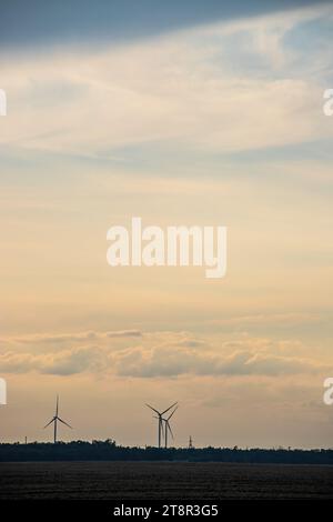 Windgenerator, der mitten in der Natur installiert ist. Stockfoto