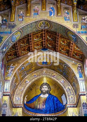 Das Gewölbe der Kathedrale von Monreale mit dem Mosaik von Christus Pantokrator - Palermo, Sizilien, Italien Stockfoto