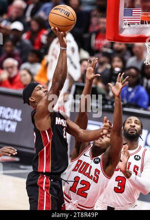 Chicago, USA. November 2023. Jimmy Butler (L) von Miami Heat fährt während des regulären NBA-Saisonspiels 2023-2024 zwischen den Miami Heat und den Chicago Bulls im United Center in Chicago, USA, am 20. November 2023 in den Korb. Quelle: Joel Lerner/Xinhua/Alamy Live News Stockfoto