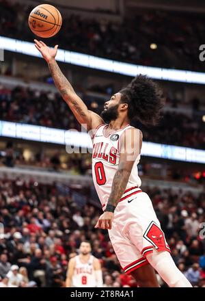 Chicago, USA. November 2023. Coby White von Chicago Bulls fährt während des regulären NBA-Saisonspiels 2023-2024 zwischen den Miami Heat und den Chicago Bulls im United Center in Chicago, USA, am 20. November 2023 in den Korb. Quelle: Joel Lerner/Xinhua/Alamy Live News Stockfoto