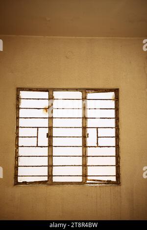 Beschädigtes Fenster von alten Häuserinnenräumen Stockfoto