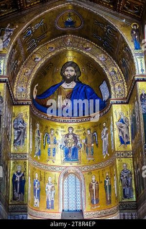 Das Gewölbe der Kathedrale von Monreale mit dem Mosaik von Christus Pantokrator - Palermo, Sizilien, Italien Stockfoto