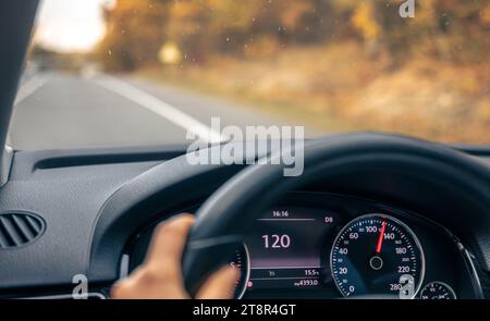 Lenkrad in einem Auto Nahaufnahme, Hochgeschwindigkeitsfahrt auf der Straße. Stockfoto