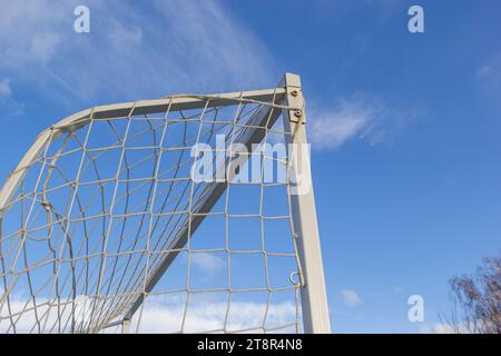 Ecke des Fußballtors. Dreieck mit Tor auf dem Fußballfeld zur Abendzeit – Nahaufnahme. Stockfoto