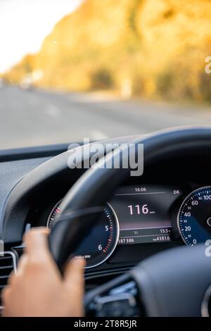 Lenkrad in einem Auto Nahaufnahme, Hochgeschwindigkeitsfahrt auf der Straße. Stockfoto