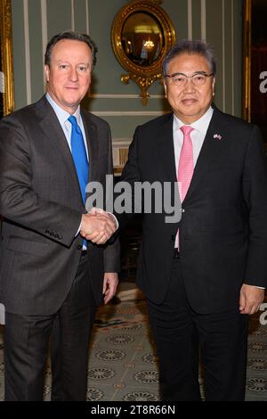 Außenminister David Cameron trifft den koreanischen Außenminister Park Jin im 1 Carlton Gardens, London, am ersten Tag des Staatsbesuchs in Großbritannien. Bilddatum: Dienstag, 21. November 2023. Stockfoto