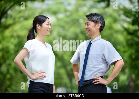 Japanisches Mann- und Frauenporträt in einem Stadtpark Stockfoto