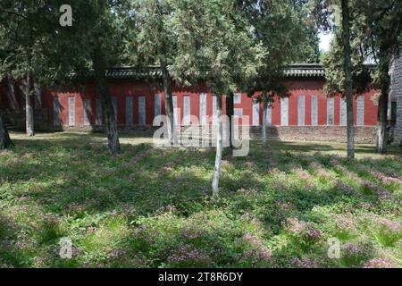 Wolong Hill, angeblicher Ort in Nanyang, Provinz Henan, China, wo Zhuge Liang dreimal von Liu bei besucht wurde, bevor er Liu bei sein Angebot annahm, sein Premierminister zu werden. Eine andere Stadt erhebt denselben Anspruch Stockfoto