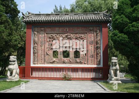 Wolong Hill, angeblicher Ort in Nanyang, Provinz Henan, China, wo Zhuge Liang dreimal von Liu bei besucht wurde, bevor er Liu bei sein Angebot annahm, sein Premierminister zu werden. Eine andere Stadt erhebt denselben Anspruch Stockfoto