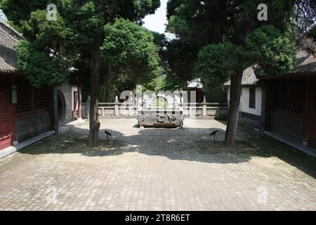 Wolong Hill, angeblicher Ort in Nanyang, Provinz Henan, China, wo Zhuge Liang dreimal von Liu bei besucht wurde, bevor er Liu bei sein Angebot annahm, sein Premierminister zu werden. Eine andere Stadt erhebt denselben Anspruch Stockfoto