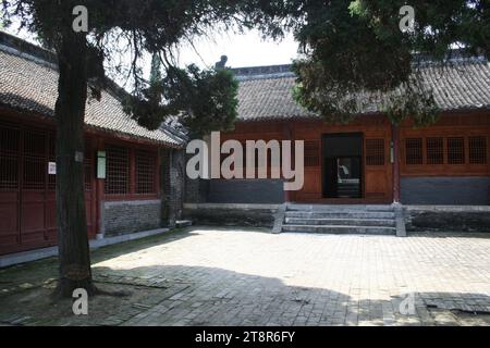 Wolong Hill, angeblicher Ort in Nanyang, Provinz Henan, China, wo Zhuge Liang dreimal von Liu bei besucht wurde, bevor er Liu bei sein Angebot annahm, sein Premierminister zu werden. Eine andere Stadt erhebt denselben Anspruch Stockfoto