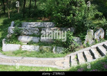 Wolong Hill, angeblicher Ort in Nanyang, Provinz Henan, China, wo Zhuge Liang dreimal von Liu bei besucht wurde, bevor er Liu bei sein Angebot annahm, sein Premierminister zu werden. Eine andere Stadt erhebt denselben Anspruch Stockfoto