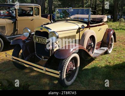 1930 Ford Model A 2, Ford Model A von 1928–1931 (auch umgangssprachlich als A-Model Ford oder A-Bone bei Roddern und Customizern bezeichnet) war der zweite große Erfolg der Ford Motor Company, nach dem Vorgänger, dem Model T., das am 20. Oktober 1927 erstmals produziert wurde. aber erst am 2. Dezember verkauft, ersetzte es das seit 18 Jahren produzierte Modell T. Dieses neue Modell A (ein früheres Modell hatte den Namen 1903–1904 verwendet) wurde als Modell 1928 bezeichnet und war in vier Standardfarben erhältlich Stockfoto