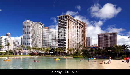 Hilton Waikiki Hawaii, Unternehmen Sie so viel oder so wenig wie Sie möchten am Duke Kahanamoku Beach & Lagoon, dem weltberühmten Abschnitt aus unberührtem weißem Sand und azurblauem Wasser vor dem Hilton Hawaiian Village Waikiki Beach Resort Stockfoto