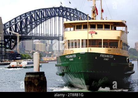 MV Süßwasser. Sydney, MV Freshwater, ist das führende Schiff von vier Fähren der Freshwater-Klasse, die die Manly-Fährverbindung zwischen Circular Quay und Manly im Hafen von Sydney betreiben. Die Fähre gehört der Regierung von New South Wales und wird von Harbour City Ferries betrieben. Benannt ist er nach Freshwater Beach an Sydneys Northern Beaches Stockfoto