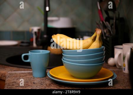 Bananen liegen auf einem soliden Holztisch. Süße reife Bananen mit gelber Haut Stockfoto