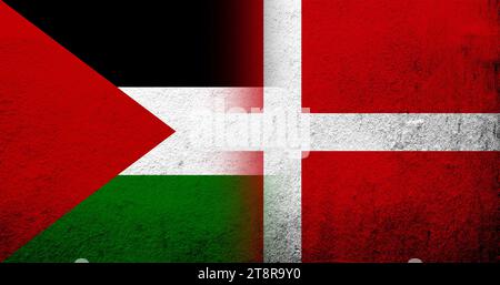 Flagge Palästinas und des Königreichs Dänemark Nationalflagge. Grunge-Hintergrund Stockfoto