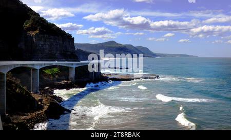 Die Sea Cliff Bridge. Die Sea Cliff Bridge (NSW Aust) ist eine balancierte Freischwingbrücke in der nördlichen Illawarra-Region von New South Wales, Australien. Die 52 Millionen Dollar teure Brücke verbindet die Küstenorte Coalcliff und Clifton. Die Sea Cliff Bridge bietet zwei Fahrspuren, einen Radweg und einen Fußweg und ist ein Merkmal des malerischen Lawrence Hargrave Drive Stockfoto