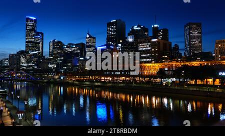 Melbourne und der Yarra River ist der Yarra River für Weltmaßstäbe nicht groß. Er verläuft nur 242 Kilometer von seiner Quelle an den Flanken des Mt. Baw Baw im Yarra Ranges National Park bis zu seiner Mündung am Kopf der Port Phillip Bay in Newport Stockfoto