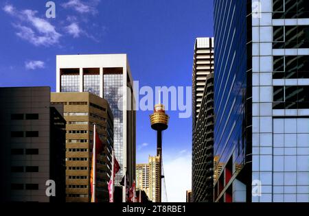 Sydney Tower, Sydney Tower, ist Sydneys höchstes Gebäude und der zweithöchste Aussichtsturm in der südlichen Hemisphäre. Der Sky Tower von Auckland ist höher, aber die Hauptaussichtsplattform des Sydney Tower ist fast 50 m (164 ft) höher als die Aussichtsplattform am Auckland, dem New Zealand Sky Tower. Der Name Sydney Tower ist in der täglichen Nutzung verbreitet, aber der Turm ist auch bekannt als Sydney Tower Eye, AMP Tower, Westfield Centrepoint Tower, Centrepoint Tower oder Just Centrepoint. Der Sydney Tower ist Mitglied der World Federation of Great Towers Stockfoto