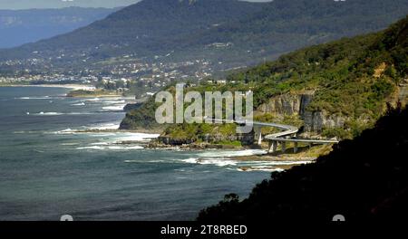 Die Sea Cliff Bridge. Clifton. Die Sea Cliff Bridge (NSW) ist eine balancierte Freischwingbrücke in der nördlichen Illawarra-Region in New South Wales, Australien. Die 52 Millionen Dollar teure Brücke verbindet die Küstenorte Coalcliff und Clifton. Die Sea Cliff Bridge bietet zwei Fahrspuren, einen Radweg und einen Fußweg und ist ein Merkmal des malerischen Lawrence Hargrave Drive Stockfoto