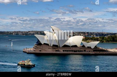 Sydney Australia, das als eines der markantesten Gebäude des 20. Jahrhunderts und eines der berühmtesten Zentren für darstellende Kunst der Welt identifiziert wurde, wird vom Sydney Opera House Trust unter der Schirmherrschaft des Ministeriums für Kunst in New South Wales verwaltet. Das Opernhaus von Sydney wurde am 28. Juni 2007 zum UNESCO-Weltkulturerbe erklärt Stockfoto