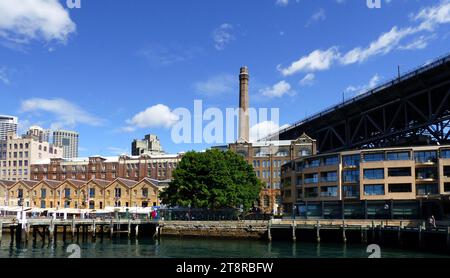 The Rocks Sydney, The Rocks ist ein städtischer Ort, Touristenviertel und historisches Viertel im Stadtzentrum von Sydney im Bundesstaat New South Wales, Australien. Es liegt am Südufer des Hafens von Sydney, unmittelbar nordwestlich des zentralen Geschäftsviertels von Sydney. Das Revier und seine unmittelbare Umgebung werden unabhängig vom lokalen Regierungsbezirk der Stadt Sydney von einer staatlichen Behörde in New South Wales, der Sydney Harbour Foreshore Authority, verwaltet Stockfoto