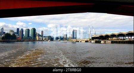 Die Bolte Bridge ist eine große Cantilever Bridge in Melbourne, Victoria, Australien. Er erstreckt sich über den Yarra River und den Victoria Harbour im Docklands-Viertel westlich des CBD von Melbourne. Er ist Teil des CityLink-Systems der mautpflichtigen Straßen, das den Tullamarine Freeway von den nördlichen Vororten mit dem West Gate Freeway und den Domain und Burnley Tunneln mit dem Monash Freeway und den südöstlichen Vororten verbindet Stockfoto