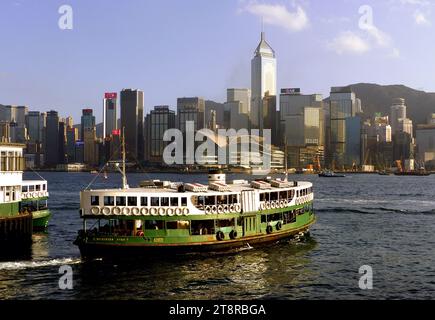 Hong Kongs Victoria Habour, der energiegeladene Victoria Harbour, ist wirklich eine Lebensader von Hong Kongs, und mit seiner ständigen Parade von Schiffen und der atemberaubenden Landschaft ist eine Hafenrundfahrt ein muss auf jeder Reise nach Hongkong. Begeben Sie sich an Bord für eine Reise in das wahre Herz der Weltstadt Asias Stockfoto