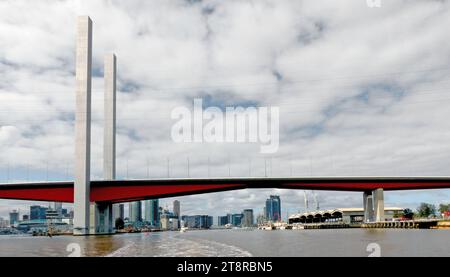 Bolte Bridge. Die Bolte Bridge ist eine große Cantilever Bridge in Melbourne, Victoria, Australien. Er erstreckt sich über den Yarra River und den Victoria Harbour im Docklands-Viertel westlich des CBD von Melbourne. Er ist Teil des CityLink-Systems der mautpflichtigen Straßen, das den Tullamarine Freeway von den nördlichen Vororten mit dem West Gate Freeway und den Domain und Burnley Tunneln mit dem Monash Freeway und den südöstlichen Vororten verbindet Stockfoto