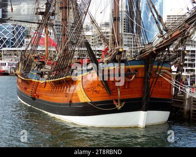 HM Bark Endeavour Replica, HM Bark Endeavour Replica ist eine Nachbildung der HMS Endeavour, der von Lieutenant James Cook kommandiert wurde, als er Neuseeland kartierte und die Ostküste Australiens entdeckte. Die Idee, Endeavour als Museumsschiff nachzubauen, entstand während der Gründung des Australian National Maritime Museum in den 1980er Jahren; das Schiff wurde von der Bond Corporation finanziert und nach Fertigstellung an die Nation geschenkt. Eine Spezialwerft mit Aussichtsplattform und Führungen für die Öffentlichkeit wurde errichtet, und der Bau des Schiffes begann 1988 Stockfoto