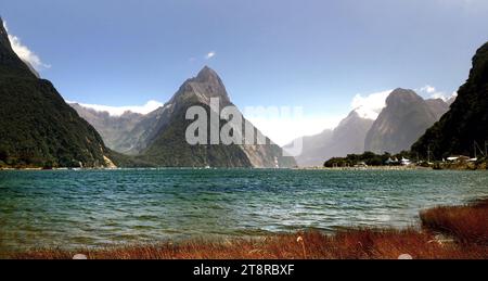 Milford Sound. Der Milford Sound verläuft 15 Kilometer landeinwärts von der Tasman Sea am Dale Point (auch benannt nach einem Ort in der Nähe von Milford Haven in Wales), der Fjordmündung, und ist von steilen Felswänden umgeben, die sich auf beiden Seiten 1.200 Meter (3.900 ft) oder mehr erheben. Zu den Gipfeln gehören der Elefant auf 1.517 Metern (4.977 ft), der einem Elefantenkopf ähnelt, und der Löwe auf 1.302 Metern (4.272 ft) in Form eines sich kauernden Löwen Stockfoto