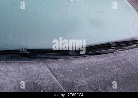 Die Windschutzscheibe des Autos ist mit Eis bedeckt Stockfoto