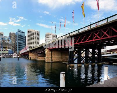 Pyrmont Bridge. Darling Harbour Sydney, die Pyrmont Bridge, eine Pendelbrücke über die Cockle Bay, liegt im Darling Harbour, Teil von Port Jackson, westlich des zentralen Geschäftsviertels in Sydney, New South Wales, Australien Stockfoto