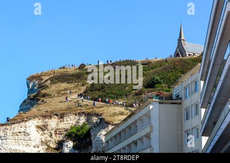 ETRETAT, FRANKREICH - 1. SEPTEMBER 2019: Dies ist eine Ansicht einer Gruppe nicht identifizierter Menschen, die den Cliff d'Amon erklimmen. Stockfoto